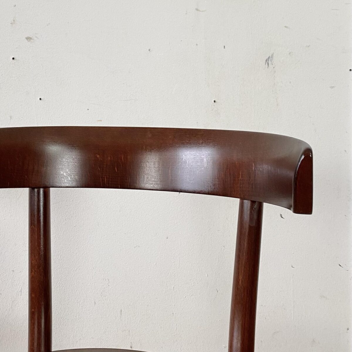 Deuxieme.shop Max Moser Stuhl swissdesign. Horgen Glarus Stühle Select 1-370 von Werner Max Moser. Herstellungsjahr 2016 der Preis gilt pro Stuhl. Die Stühle sind in gutem stabilen Zustand, mit minimalen Gebrauchsspuren. Die Stühle sind aus Buche Vollholz Dampfgebogen, die Sitzfläche mit Mulde aus Sperrholz. Die Holz Oberflächen sind gebeizt und lackiert. 