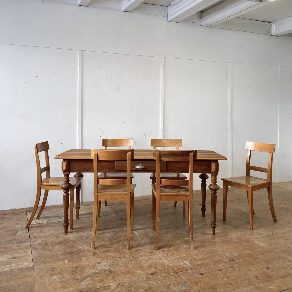 12 Buchenholz Stühle von Horgen Glarus. Preis pro Stuhl. Die Stühle sind in stabilem Zustand, die Oberflächen haben diverse Abnutzungen und teilweise Verfärbungen im Holz. Die Hinterbeine und Rückenlehne sind Dampfgebogen, ansonsten eher eckige Grundformen, ein mix aus Biedermeier Stuhl und Beizenstuhl. 