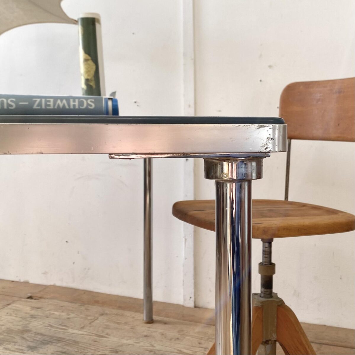 Deuxieme.shop Industrial design. Blauer Arbeitstisch mit verchromten Metall Beinen. 160x80.5cm Höhe 74cm. Das Tischblatt hat eine blau eingefärbte Kunststoff Oberfläche, ähnlich einer Schneidunterlage nur etwas härter. An den Kanten leicht gerundet und Aluminium Kante eingefasst. Die verchromten Stahlbeine mit Gummifüssen, können abgeschraubt werden. Es finden 4-6 Stühle um den Tisch Platz. 