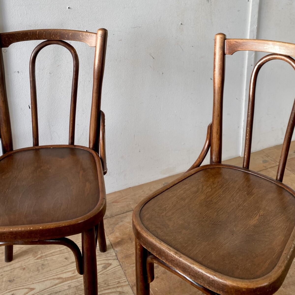 Deuxieme.shop swissdesign 4er Set Bistrostühle von Horgenglarus. Preis fürs Set. Die Stühle sind in stabilem restaurierten Zustand. Dunkle Kastanienbraune Ausstrahlung mit etwas Alterspatina. 