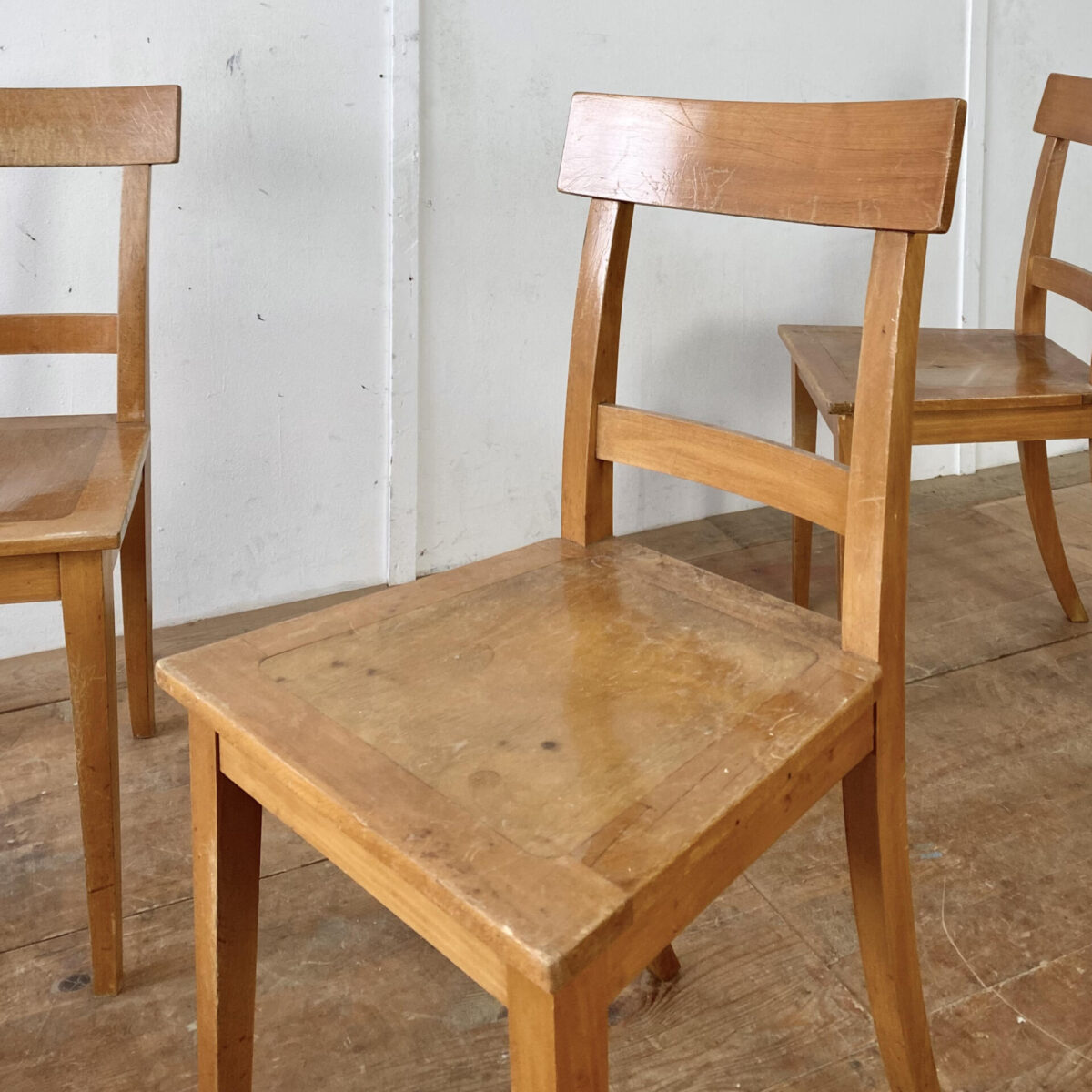 12 Buchenholz Stühle von Horgen Glarus. Preis pro Stuhl. Die Stühle sind in stabilem Zustand, die Oberflächen haben diverse Abnutzungen und teilweise Verfärbungen im Holz. Die Hinterbeine und Rückenlehne sind Dampfgebogen, ansonsten eher eckige Grundformen, ein mix aus Biedermeier Stuhl und Beizenstuhl. 