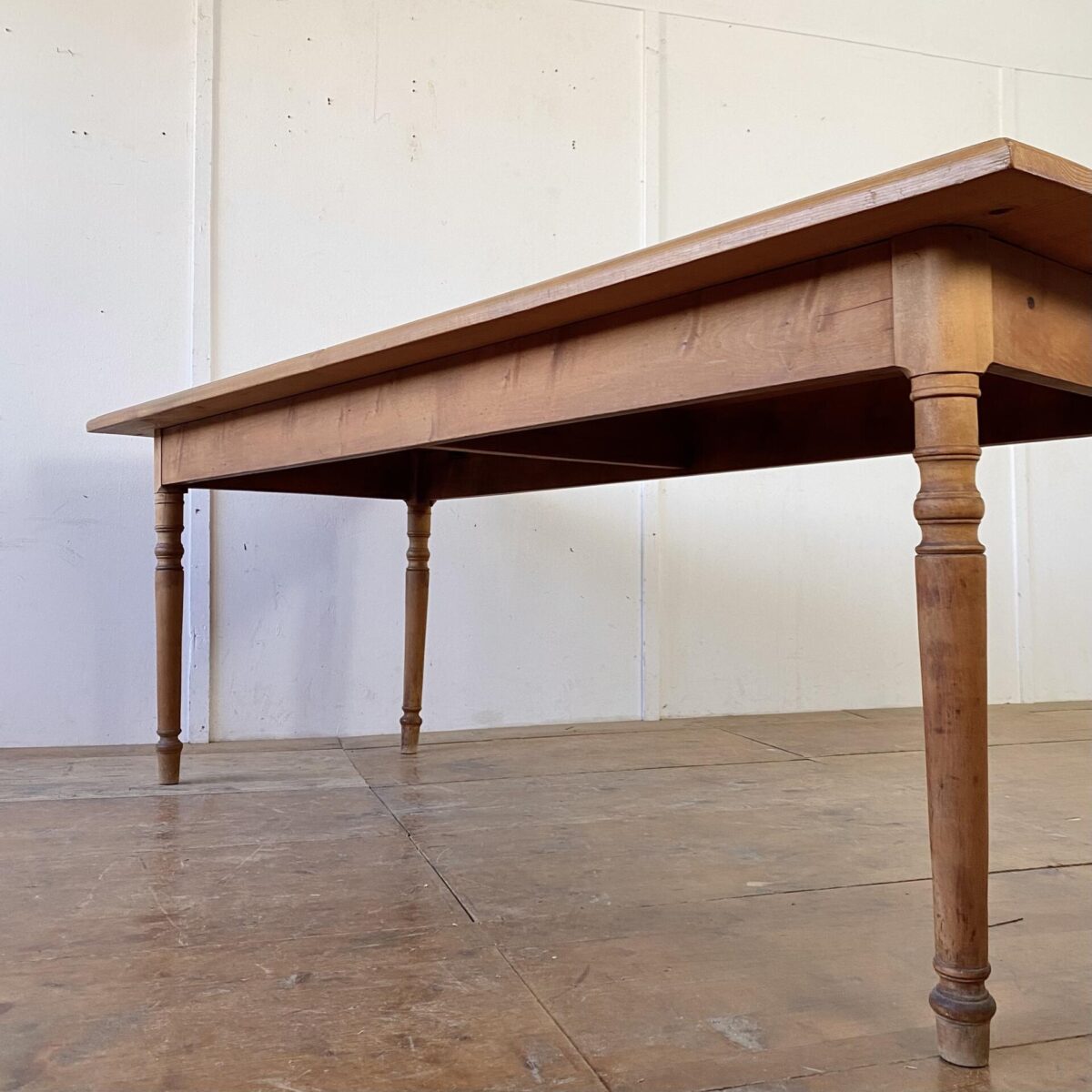 Deuxieme.shop Beizentisch alter Holztisch. Esstisch aus Tanne mit gedrechselten Rundbeinen. 210x87cm Höhe 76.5cm. Der Tisch ist in stabilem Zustand, leichte Gebrauchsspuren und Patina. 