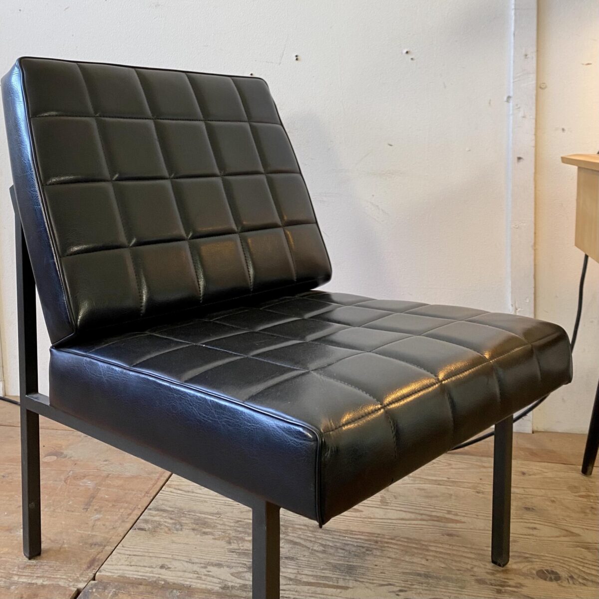 Deuxieme.shop 60er Jahre Easy chairs. Zwei schwarze Kunstleder Sessel. 65x55cm Sitzhöhe 37cm. Preis fürs Set. Die Sessel sind in gutem Vintage Zustand mit kleineren Abnutzungen. Das Metallgestell ist Anthrazit grau. 