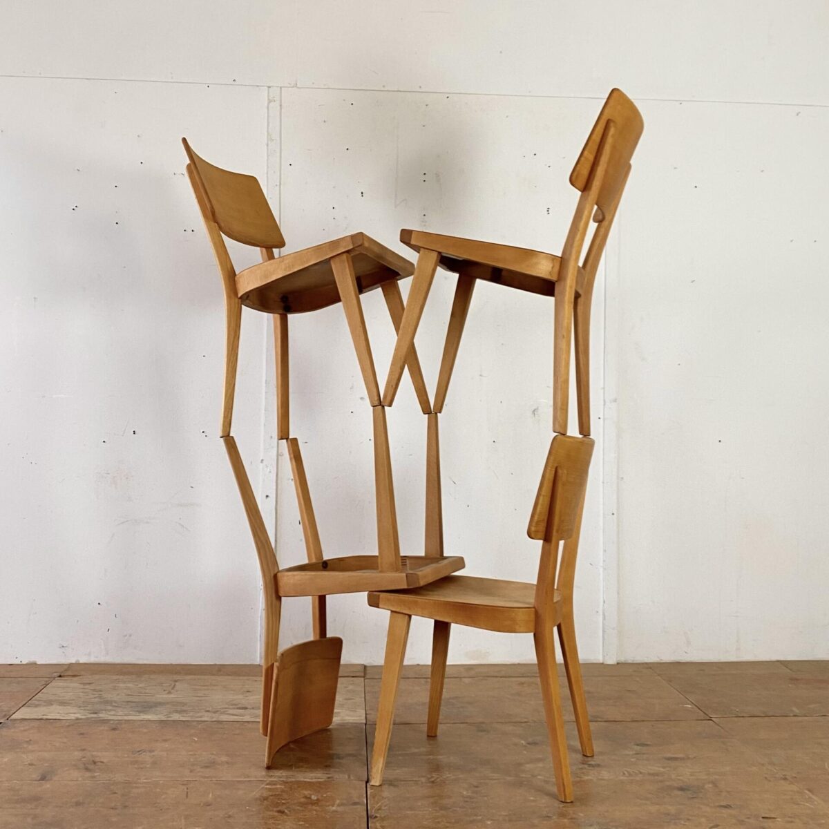Deuxieme.shop swissdesign dinning chairs. 4er Set Beizenstühle. Die Stühle sind in stabilem Zustand, die Holz Oberfläche ist geschliffen und geölt. Warme matte Ausstrahlung mit leichter Alterspatina. 