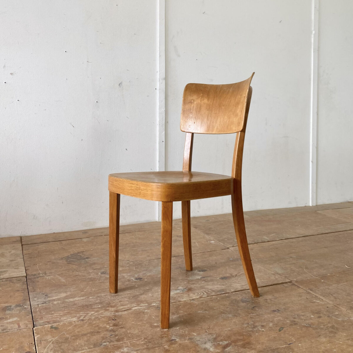 Deuxieme.shop swissdesign Horgen Glarus Beizenstühle. Preis pro Stuhl. Die Stühle sind in stabilem restaurierten Zustand, Sitzfläche und Lehne Sperrholz formverleimt, die restlichen Teile sind aus Buchenholz Dampfgebogen. Das Stuhlmodell, mit Namen Safran, wird heute noch produziert. 
