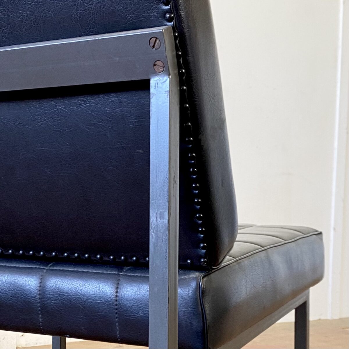 Deuxieme.shop 60er Jahre Easy chairs. Zwei schwarze Kunstleder Sessel. 65x55cm Sitzhöhe 37cm. Preis fürs Set. Die Sessel sind in gutem Vintage Zustand mit kleineren Abnutzungen. Das Metallgestell ist Anthrazit grau. 