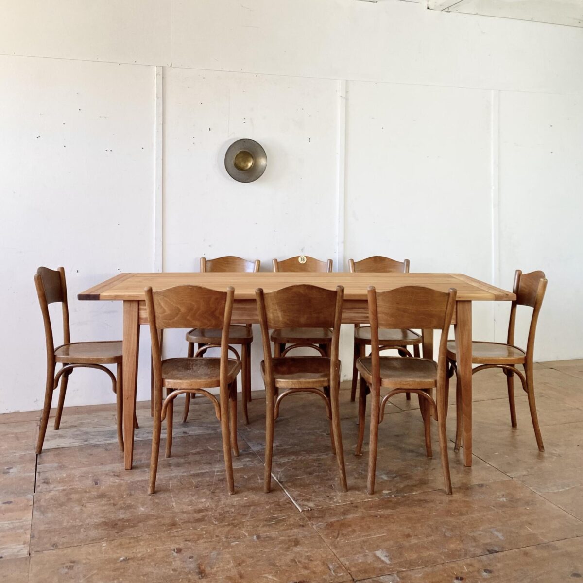 Alter Tannenholz Esstisch. 200x90cm Höhe 78cm. Der Tisch ist in stabilem, frisch aufbereiteten Zustand. Die Holz Oberflächen sind mit Naturöl behandelt. An dem Tisch finden bis zu 8 Personen Platz. 