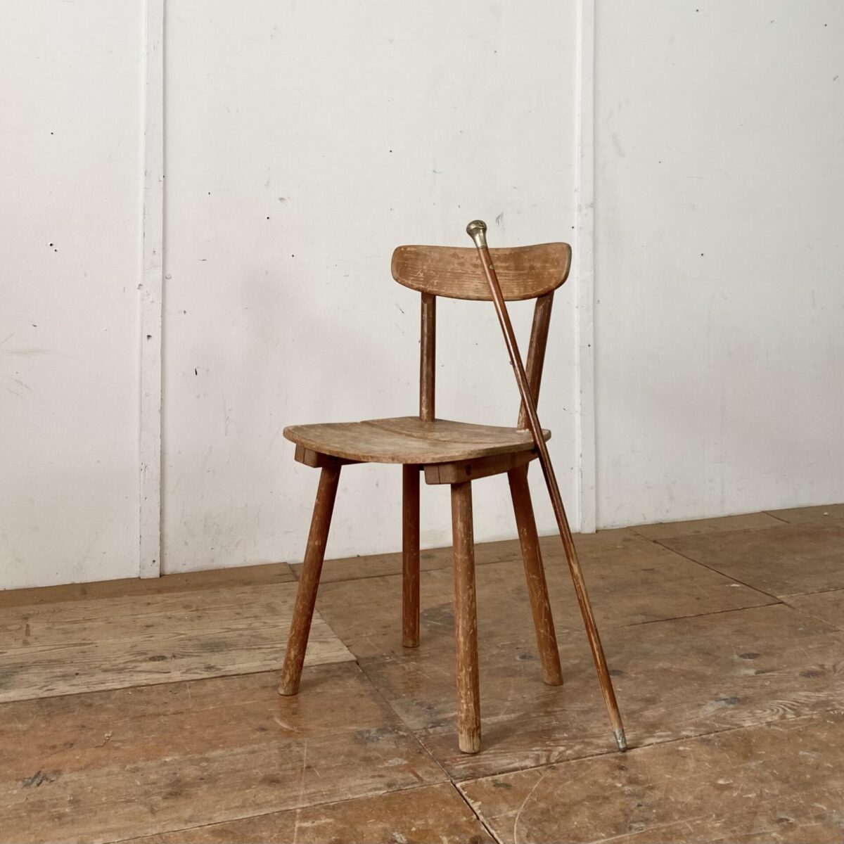 Deuxieme.shop swissdesign Jacob Müller Stuhl aus den 50er Jahren, für Wohnhilfe Zürich. Der Stuhl kann komplett auseinander genommen werden, Lehne und Stuhlbeine werden in die Leisten unter der Sitzfläche gesteckt, und mit Schlossschrauben geklemmt. Der Stuhl ist in verbrauchtem jedoch stabilen Zustand. 