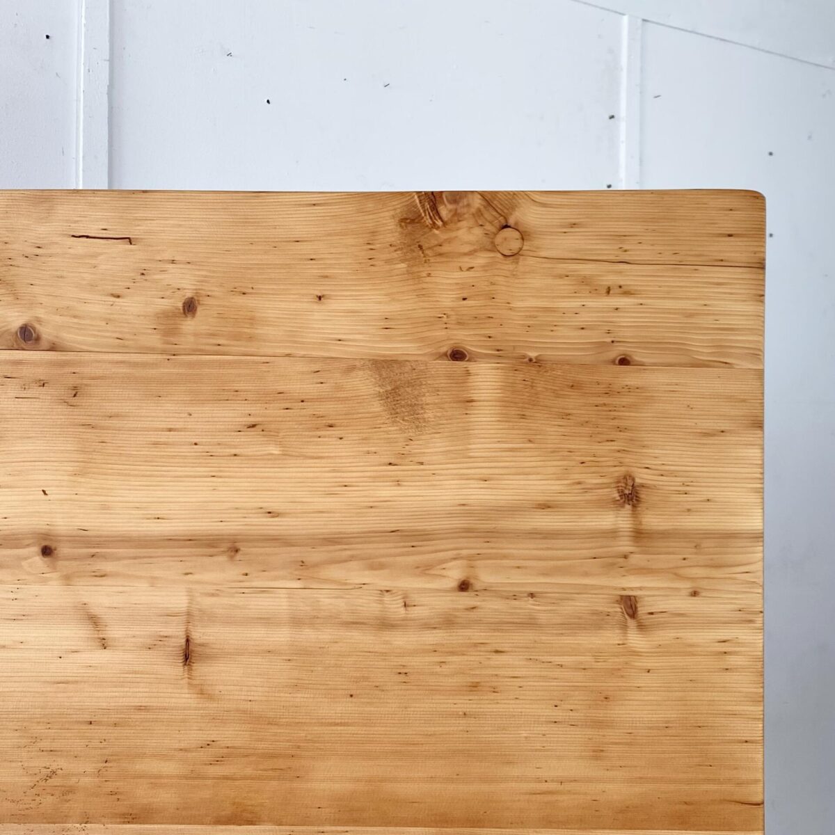 Deuxieme.shop alter Holztisch designklassiker, Biedermeiertisch aus Fichtenholz. 180x69cm Höhe 77cm. Der Tisch ist in restaurierten stabilen Zustand. Die Holz Oberflächen sind geschliffen und mit Naturöl behandelt. Es finden 6 bis 8 Personen daran Platz.