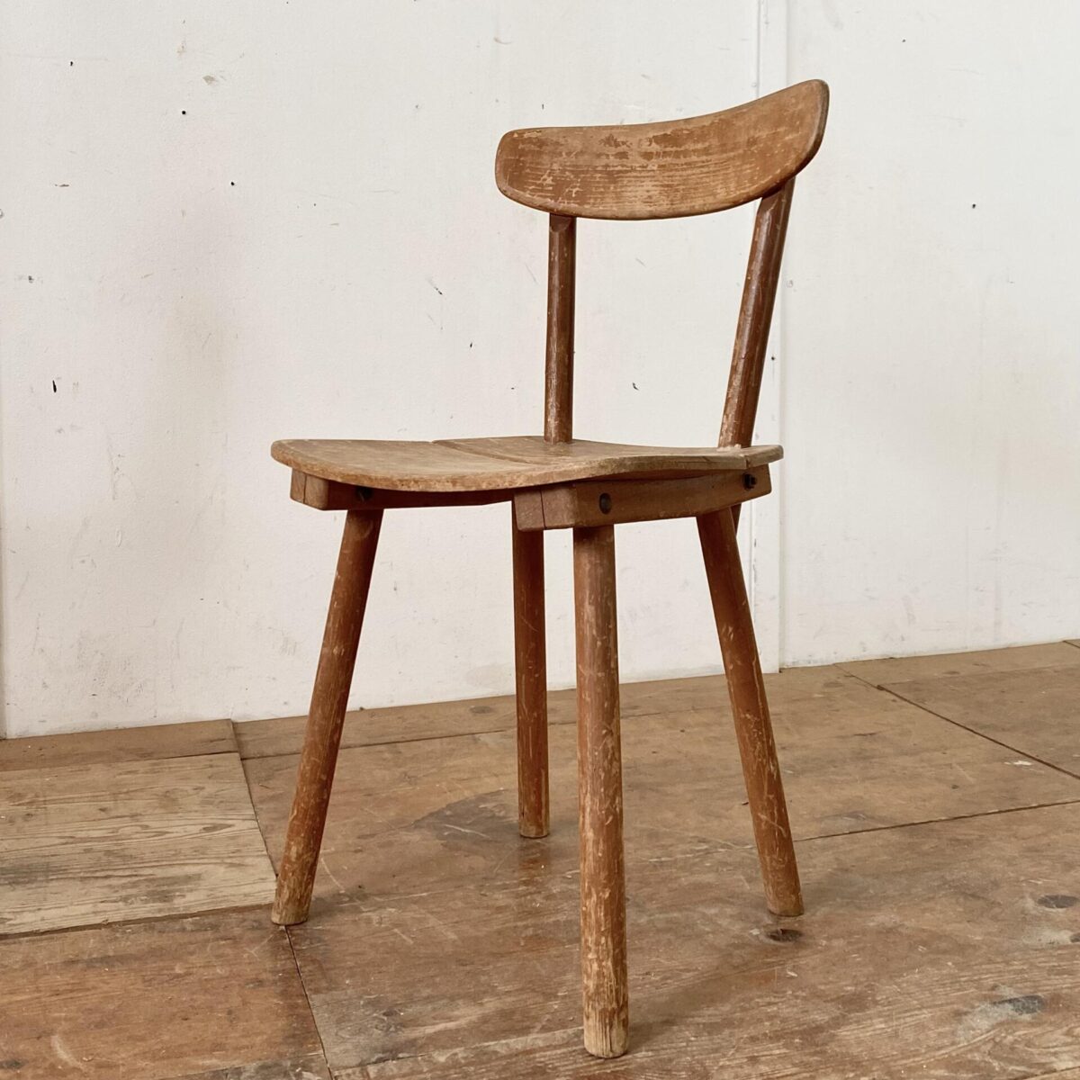 Deuxieme.shop swissdesign Jacob Müller Stuhl aus den 50er Jahren, für Wohnhilfe Zürich. Der Stuhl kann komplett auseinander genommen werden, Lehne und Stuhlbeine werden in die Leisten unter der Sitzfläche gesteckt, und mit Schlossschrauben geklemmt. Der Stuhl ist in verbrauchtem jedoch stabilen Zustand. 