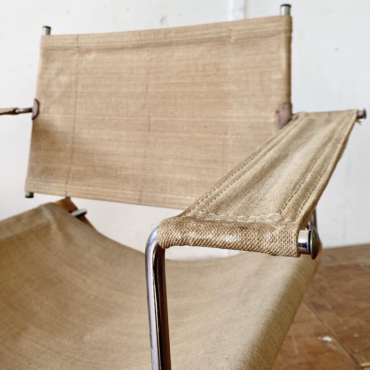 Deuxieme.shop italian design Safari Chair. Zwei klappbare Regiestühle aus Buchenholz. 55x55cm Sitzhöhe ca. 40cm. Das Holzgestell ist mit Zinken Verbindungen verarbeitet. Die Metall Elemente sind verchromt. Der Leinen Stoff mit ein paar kleinen Schürfungen, ist in sauberem Zustand mit etwas Alterspatina. Insgesamt hochwertig verarbeitet, ein Hersteller ist uns nicht bekannt. Die Stühle sind eine Mischung aus Regiestuhl und Safari Sessel. 