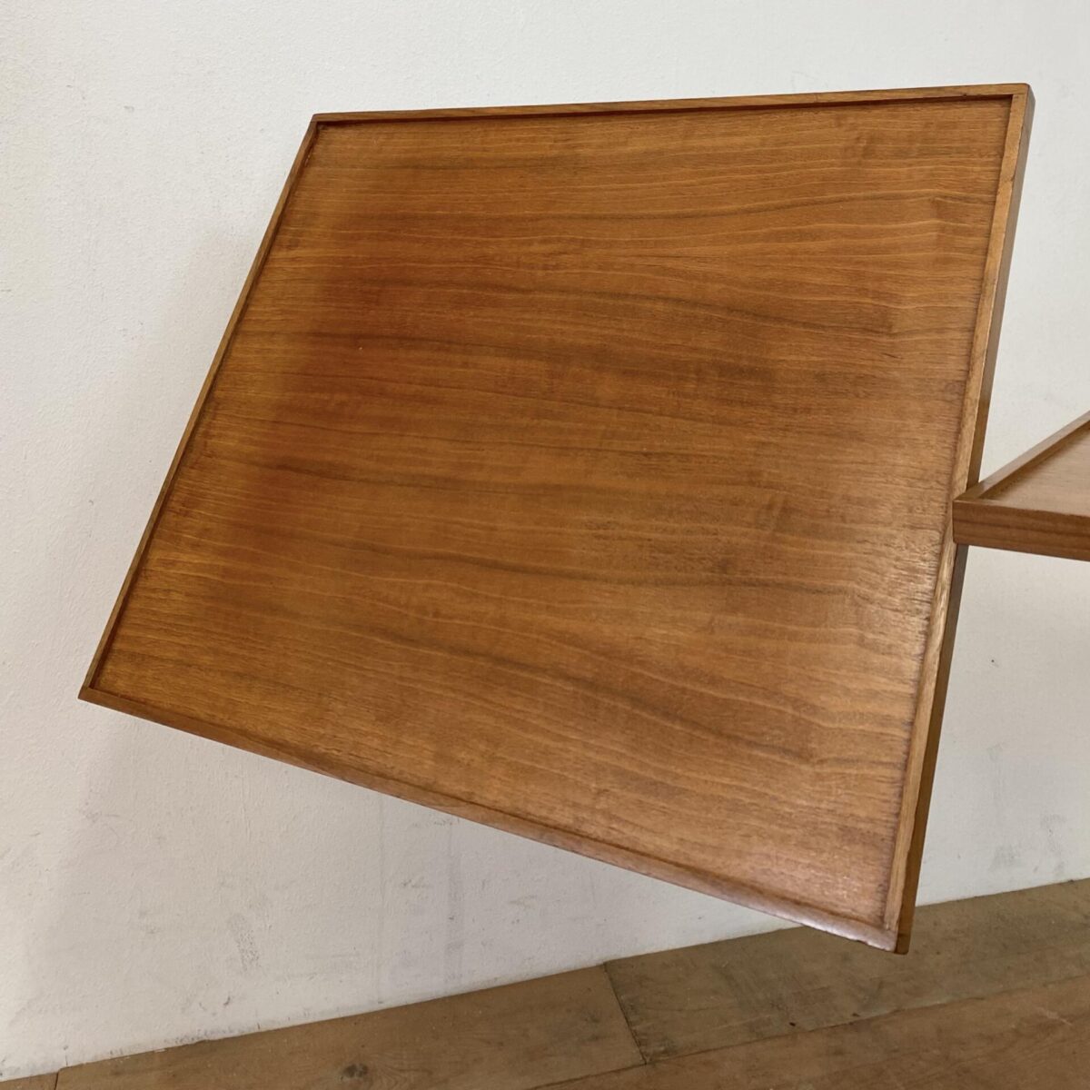 Deuxieme.shop Höhenverstellbarer Embru Tisch, von Georg Albert Ulysse Caruelle. Entwurf aus den 50er Jahren. Der Tisch ist höhenverstellbar von 70 bis 98cm. Die Hauptplatte ist Neigbar und misst 51.5x41.5cm. Das Metallgestell ist Kupferbrüniert, der eine fuss ist ausziehbar. Der Tisch kann vielseitig eingesetzt werden, als Betttisch, Sofa Beistelltisch, Notenständer oder als kleiner Arbeitstisch.