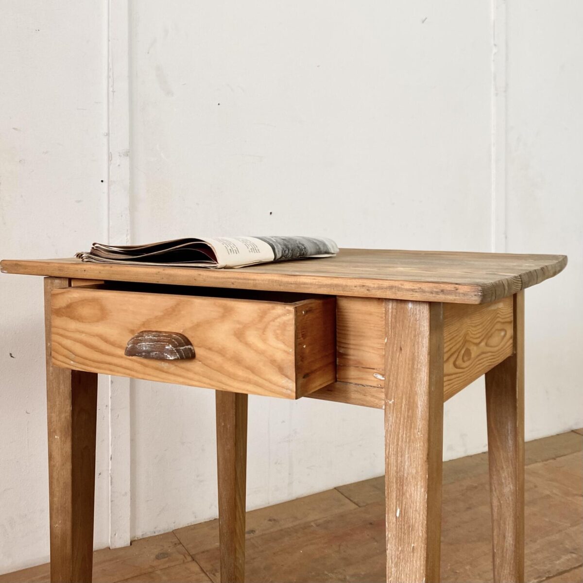 Deuxieme.shop alter Holztisch. Kleiner Biedermeier Schreibtisch mit Schublade. 70x50cm Höhe 73.5cm. Der Tisch ist bisschen verwittert und teilweise kleine Farbrückstände in den Poren. Technisch in stabilem Zustand, die Holz Oberflächen sind geschliffen und mit Naturöl behandelt. Tischblatt und Unterbau Tanne Vollholz, die Tischbeine sind aus Buchenholz. Die Schublade, mit Eichenholzgriff und gezinkten Eckverbindungen, läuft gut. 