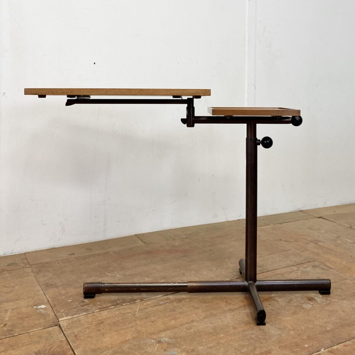 Deuxieme.shop Höhenverstellbarer Embru Tisch, von Georg Albert Ulysse Caruelle. Entwurf aus den 50er Jahren. Der Tisch ist höhenverstellbar von 70 bis 98cm. Die Hauptplatte ist Neigbar und misst 51.5x41.5cm. Das Metallgestell ist Kupferbrüniert, der eine fuss ist ausziehbar. Der Tisch kann vielseitig eingesetzt werden, als Betttisch, Sofa Beistelltisch, Notenständer oder als kleiner Arbeitstisch.