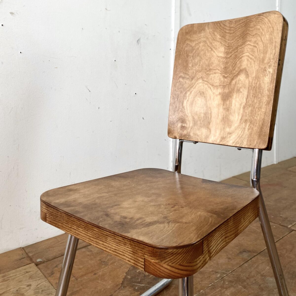 Deuxieme.shop Bauhaus Sessel Wassily Chair. Verchromter Stahlrohr Stuhl, Sitz und Lehne aus Esche Vollholz mit Birkensperrholz belegt. 56cm tief 40cm breit, Sitzhöhe 42.5cm Gesamthöhe 86cm. Der Stuhl hat eine leichte Flexibilität da Sitz und Lehne nicht miteinander verbunden sind. Rückenlehne und Sitzfläche sind etwas rund, formverleimt. Das verchromte Stahlrohrgestell ist etwas abgegriffen, die Holz Elemente mit Patina und leichter Glanz Oberfläche. 