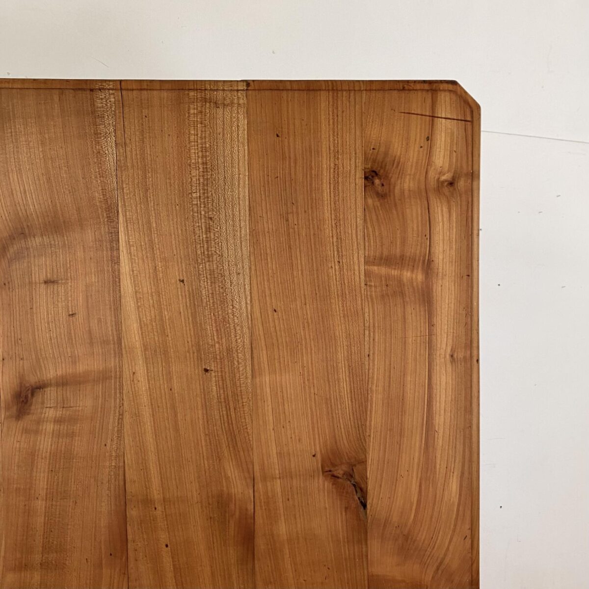 Deuxieme.shop alter Holztisch. Kirschbaum Biedermeiertisch mit drei Schubladen. 182x79cm Höhe 78cm. Der Tisch ist in stabilem überarbeiteten Zustand, die Holzoberflächen sind geschliffen und mit Naturöl behandelt. Es finden 8 Personen daran Platz. 