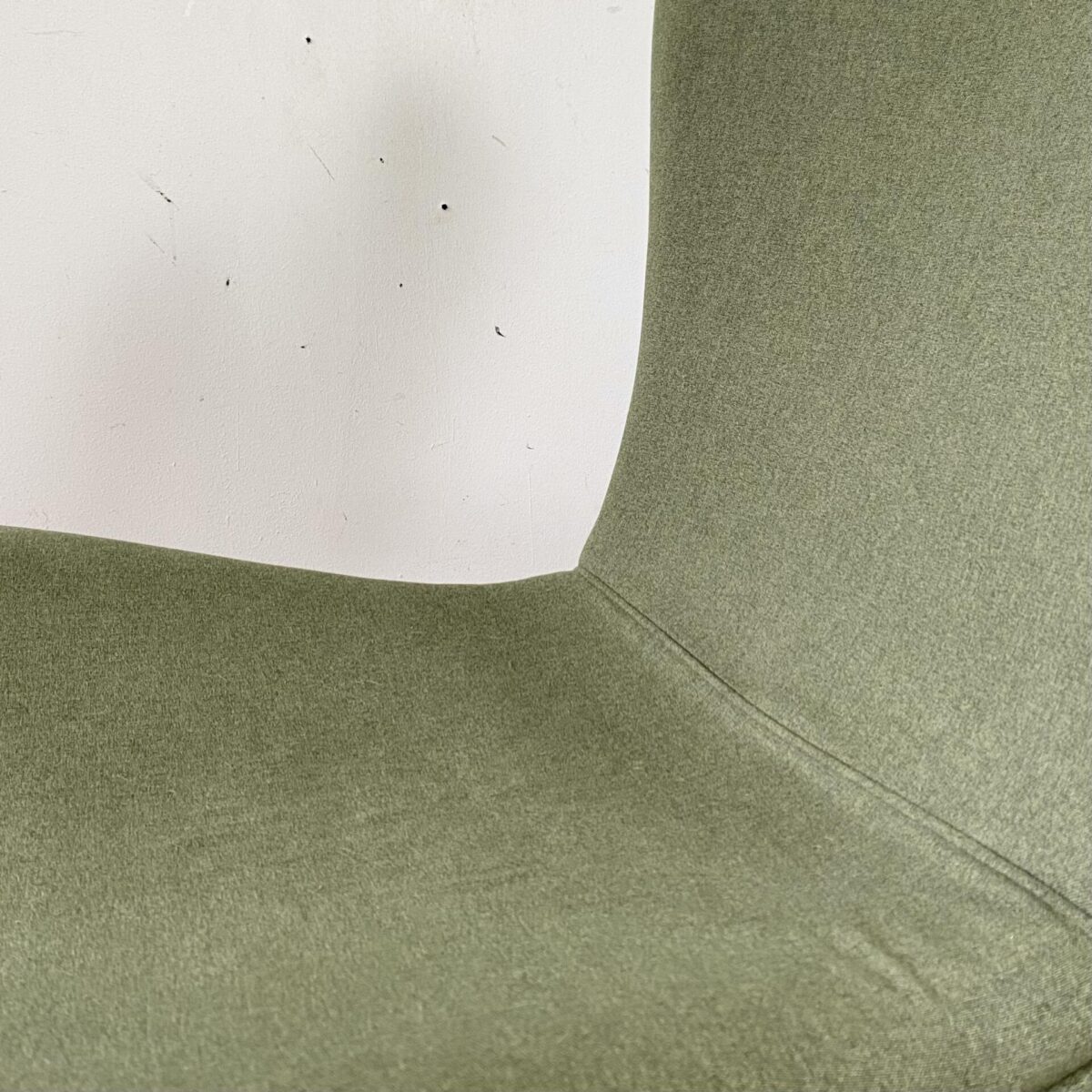 Deuxieme.shop egg Chair. Zwei neuere Lounge Sessel mit Sternfuss. 70x70cm Höhe 82cm Sitzhöhe 38cm. Die gepolsterten Schalen sind mit grün meliertem Stoff überzogen, der drehbare Fuss ist aus Chromstahl. 