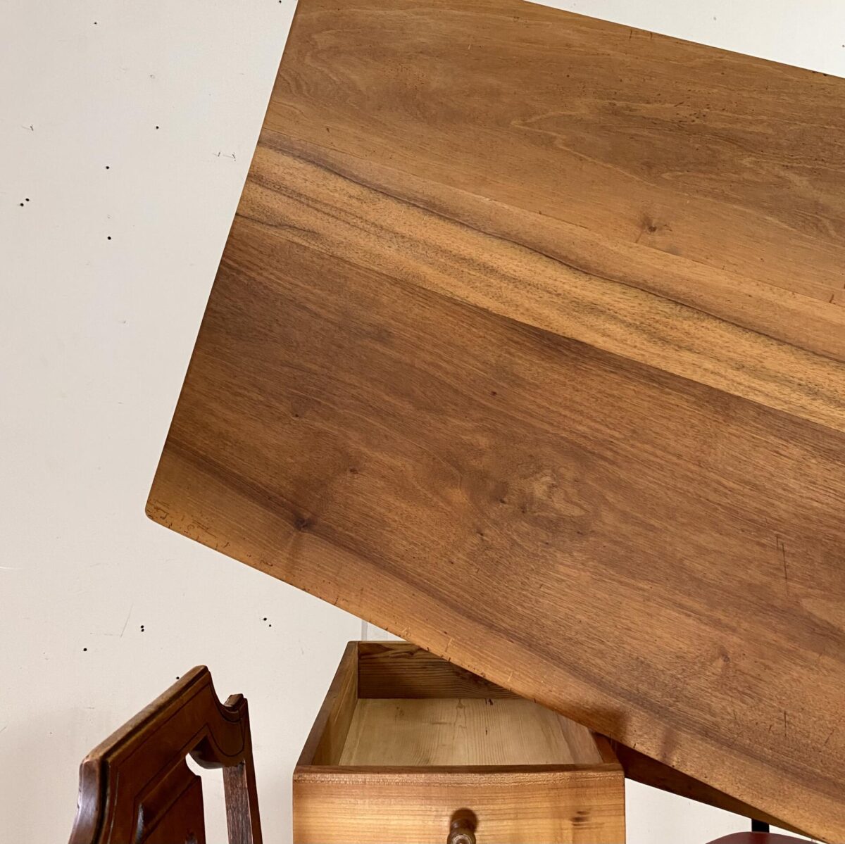 Deuxieme.shop alter Holztisch. Nussbaum Biedermeiertisch mit Schublade. 176x77cm Höhe 76.5cm. Der Tisch ist in stabilem leicht restaurierten Zustand. Die Holz Oberflächen sind mit Naturöl behandelt. Das Tischblatt, mit Gratleisten, wird mittels Holzzapfen mit dem Unterbau verbunden. Es finden angenehm 6 und bis zu 8 Personen daran Platz. 