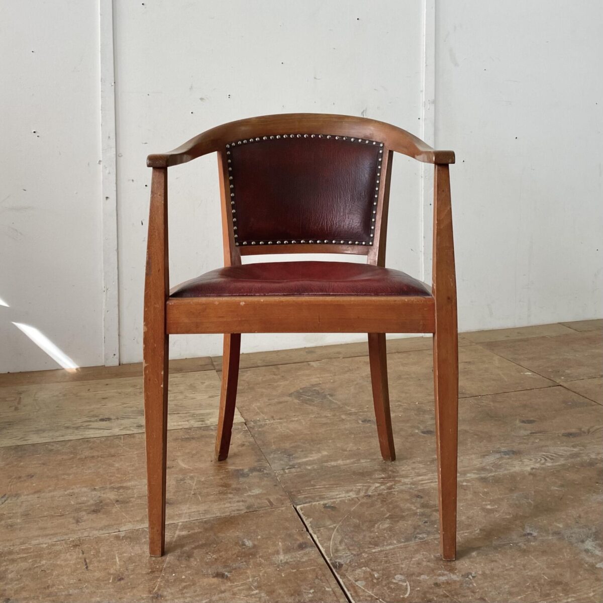 Deuxieme.shop Armlehnstuhl mit rotem Leder. 55x55cm Höhe 83cm Sitzhöhe 45cm. Der Stuhl ist in stabilem Vintage Zustand mit Alterspatina, das Sitzpolster ist durchgesessen. 