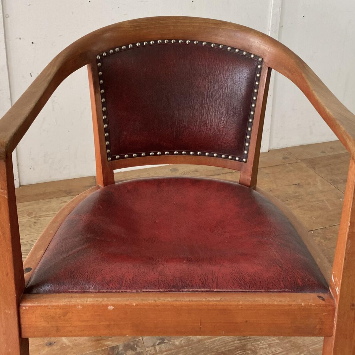 Deuxieme.shop Armlehnstuhl mit rotem Leder. 55x55cm Höhe 83cm Sitzhöhe 45cm. Der Stuhl ist in stabilem Vintage Zustand mit Alterspatina, das Sitzpolster ist durchgesessen. 