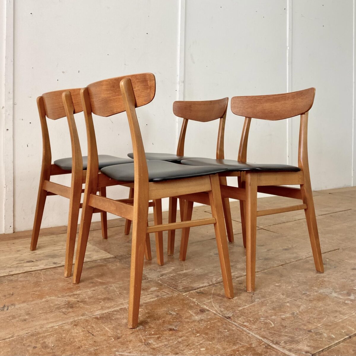 Deuxieme.shop midcentury Dänische Esszimmer Stühle von Farstrup Møbler, aus den 60er Jahren. Preis fürs 4er Set. Die Stühle sind aus Buche Vollholz, die Rückenlehne ist mit Teakholz furniert. Sitzflächen mit schwarzem Kunstleder bezogen, bis auf ein paar kleine Kratzer und etwas Wasserflecken am Holzgestell, sind die Stühle in gutem Vintage Zustand.