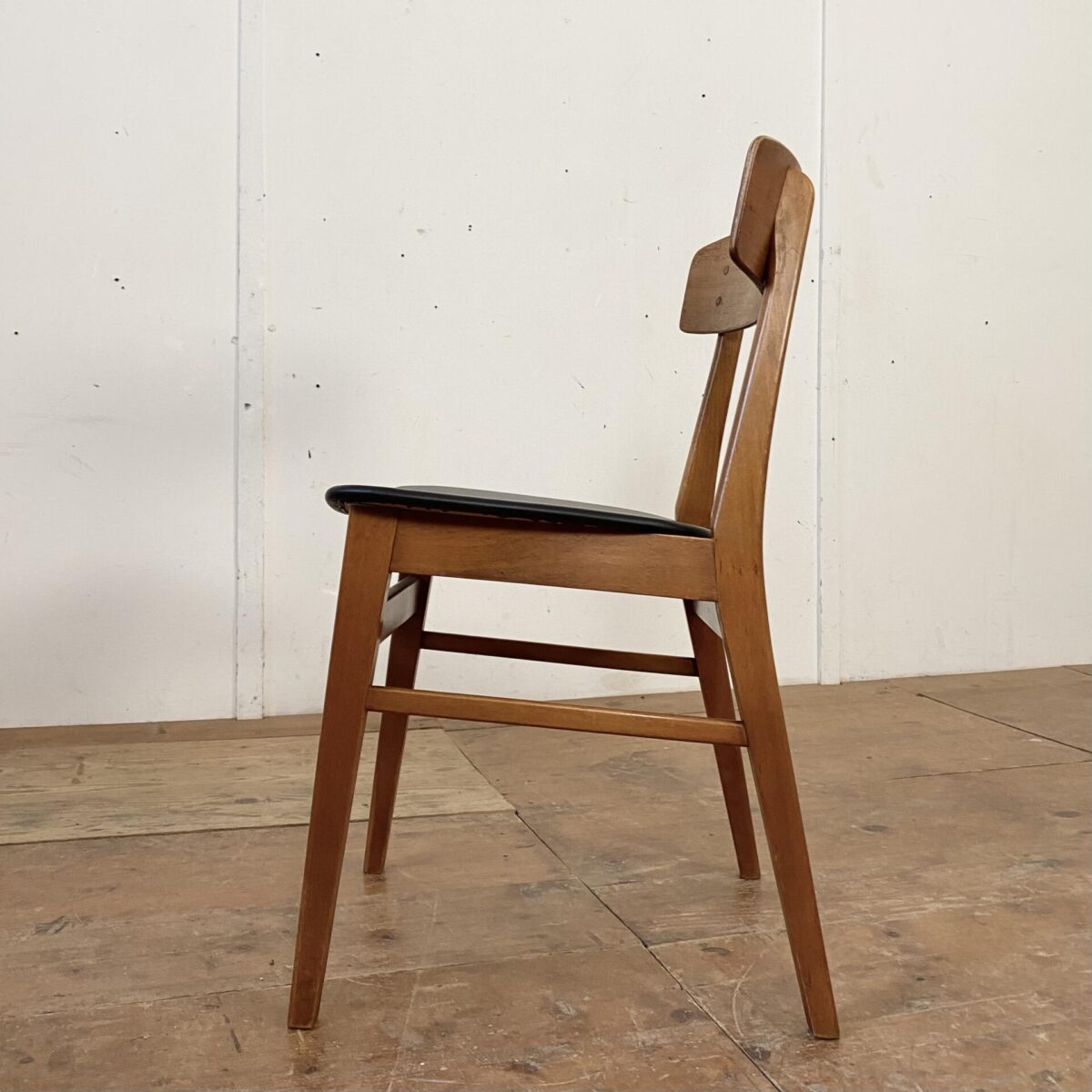 Einzelner Esszimmer Stuhl von Farstrup Møbler, aus den 60er Jahren. Der Stuhl ist aus Buche Vollholz, die Rückenlehne ist mit Teakholz furniert. Sitzfläche mit schwarzem Kunstleder bezogen, bis auf ein paar kleine Kratzer und etwas Wasserflecken am Holzgestell, in gutem Vintage Zustand.