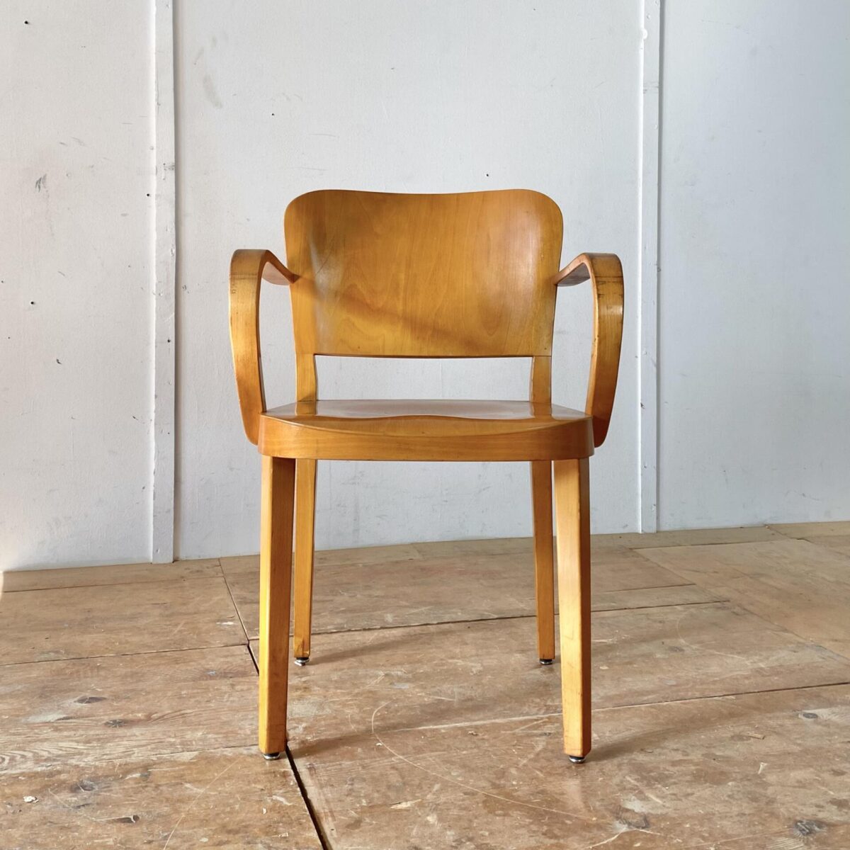 Deuxieme.shop Horgenglarus Armlehnstuhl von Max Ernst Haefeli, Modell Splendide aus den 30er Jahren. Der Stuhl ist in schönem stabilen Original Zustand. Sitzfläche und Lehne aus Birken Formsperrholz, Beine und Armlehnen Buche Vollholz, Dampfgebogen.