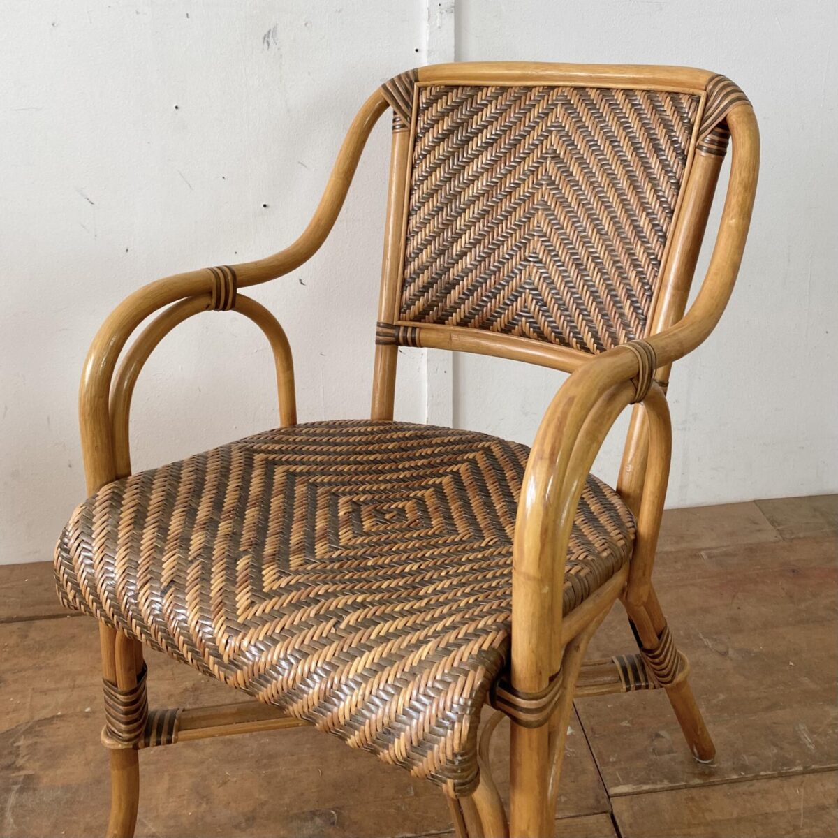 Deuxieme.shop rattan Sessel. Bambus Armlehnstühle. Sitzhöhe ca. 45cm. Preis fürs Set. Die Stühle sind in gutem Vintage Zustand mit kleineren Gebrauchsspuren. 