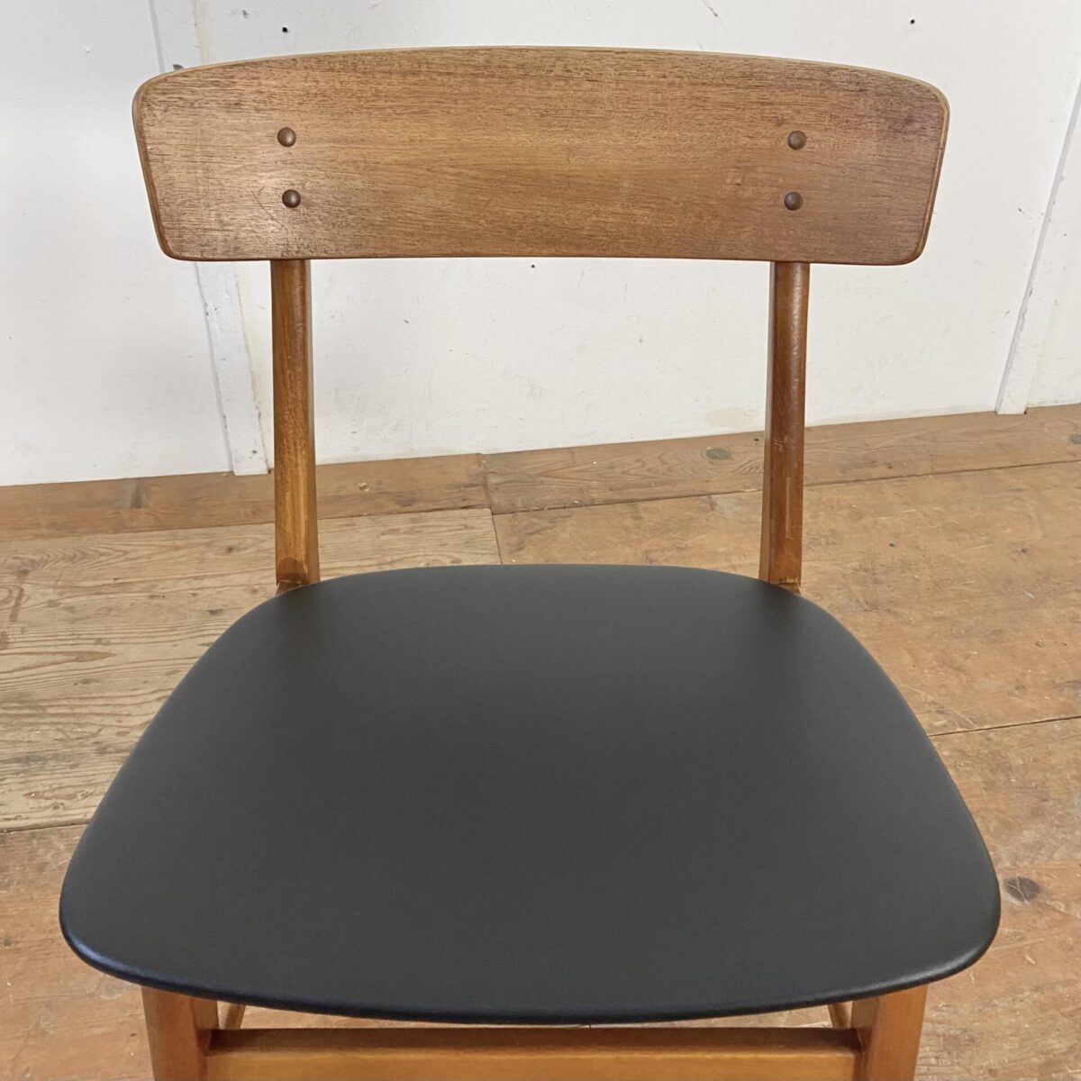 Deuxieme.shop Einzelner Esszimmer Stuhl von Farstrup Møbler, aus den 60er Jahren. Der Stuhl ist aus Buche Vollholz, die Rückenlehne ist mit Teakholz furniert. Sitzfläche mit schwarzem Kunstleder bezogen, bis auf ein paar kleine Kratzer und etwas Wasserflecken am Holzgestell, in gutem Vintage Zustand.