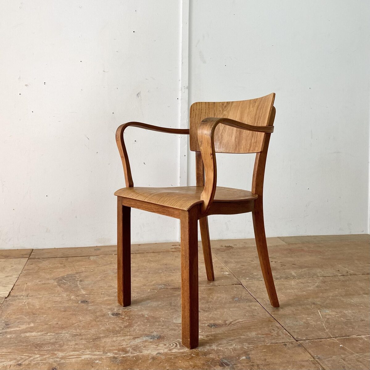Bequemer Armlehnstuhl mit lebhafter Alterspatina. Sitz, Rücken und Armlehnen sind aus Sperrholz, Formverleimt. Beine und Sitzzargen Buche Vollholz, Dampfgebogen. 
