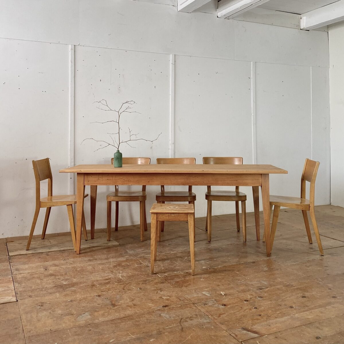 Deuxieme.shop alter Holztisch beizentisch, Tannenholz Biedermeiertisch. 200x69cm Höhe 75cm. Preis pro Tisch. Die Tische sind in stabilem überarbeiteten Zustand, die Holz Oberflächen sind geschliffen und mit Naturöl behandelt. Es finden bis zu 8 Personen daran Platz. 