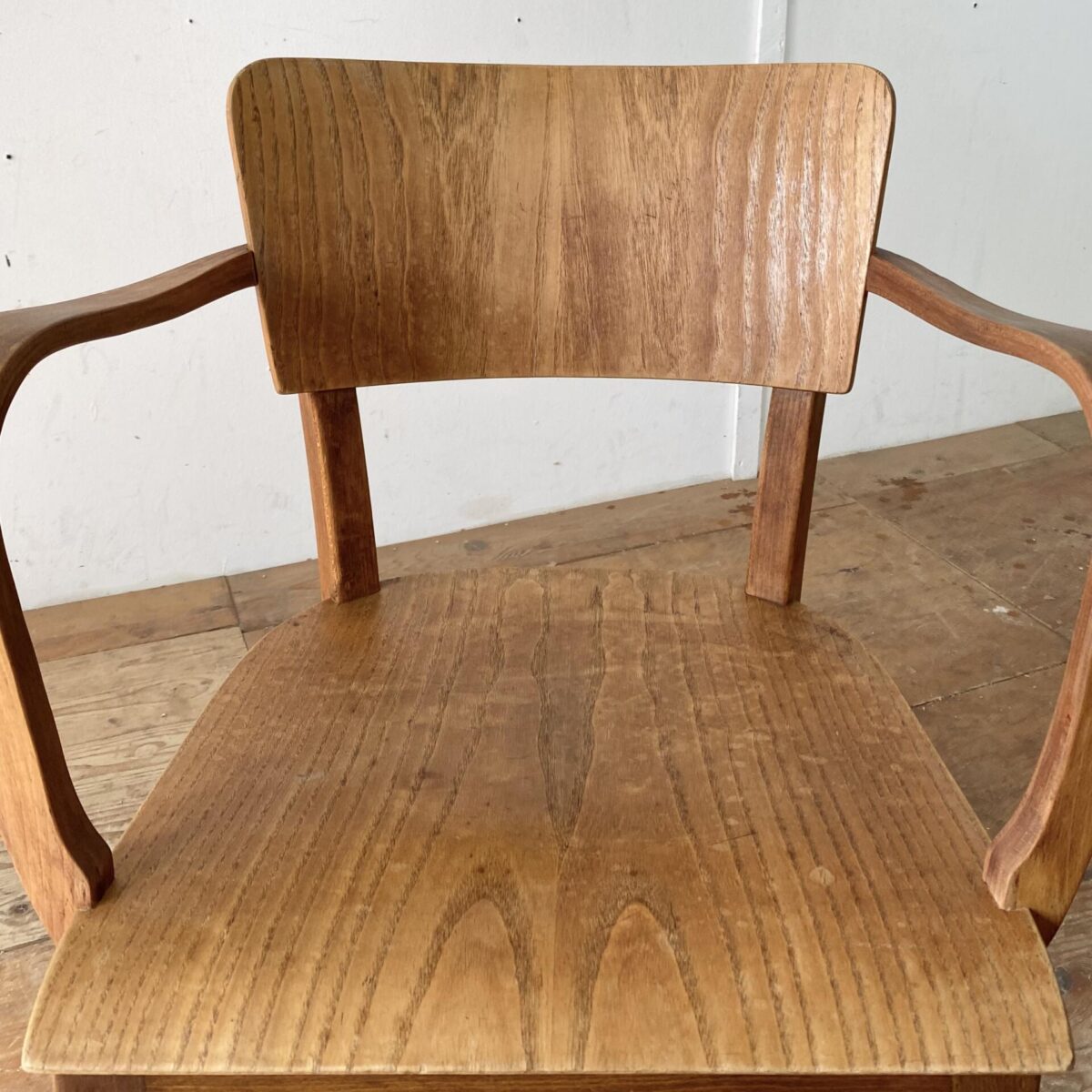Bequemer Armlehnstuhl mit lebhafter Alterspatina. Sitz, Rücken und Armlehnen sind aus Sperrholz, Formverleimt. Beine und Sitzzargen Buche Vollholz, Dampfgebogen. 