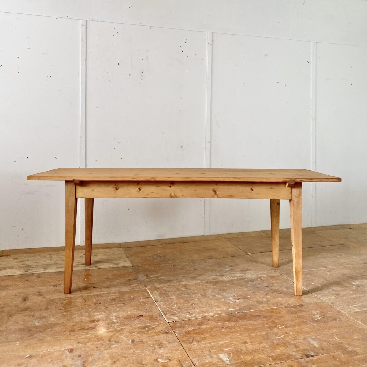 Deuxieme.shop Tannenholz Biedermeiertisch. 196x72.5cm Höhe 75cm. Der Tisch ist in stabilem überarbeiteten Zustand, die Holz Oberflächen sind geschliffen und mit Naturöl behandelt. Es finden bis zu 8 Personen daran Platz.