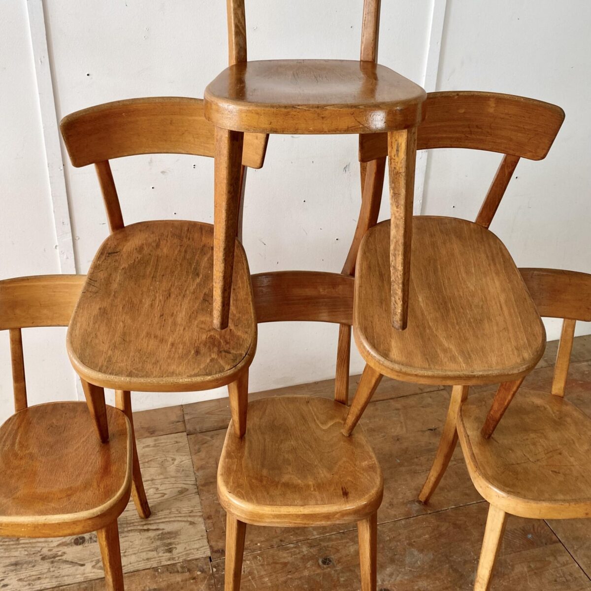 Deuxieme.shop 6er Set Beizenstühle von Tütsch Klingnau. Die Stühle sind in stabilem Zustand, mit dunkelbrauner Alterspatina. 