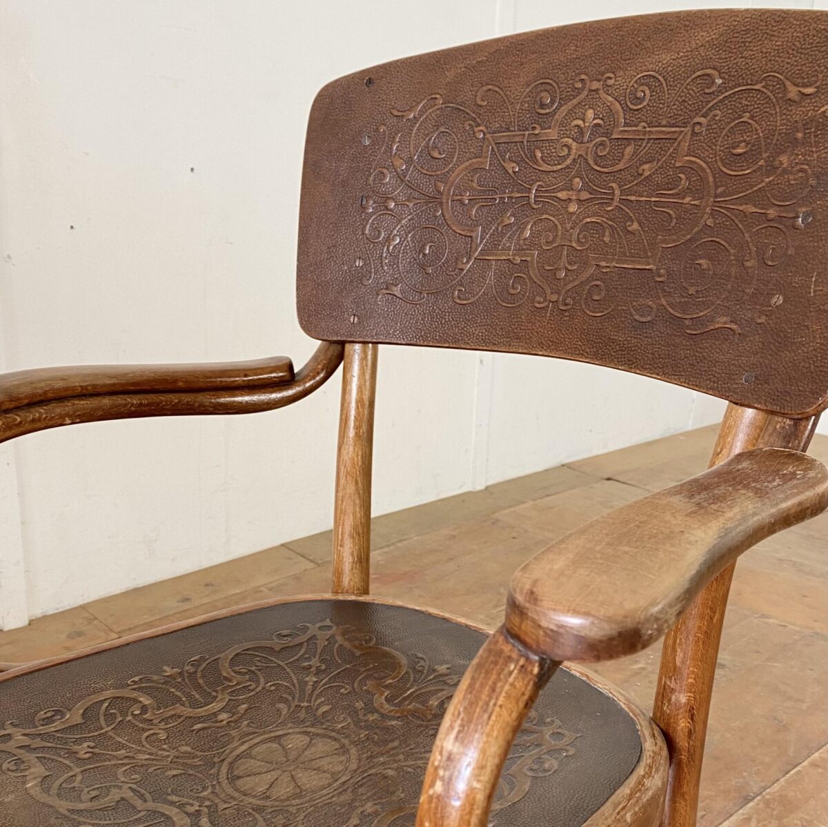 Deuxieme.shop Bugholzstühle Thonet Armlehnstühle Model 57 Jahrgang 1895. Preis pro Stuhl. Die Stühle sind in stabilem Zustand, die Lack Oberflächen sind teilweise etwas abgewetzt, Alterspatina in verschiedenen Brauntönen. 