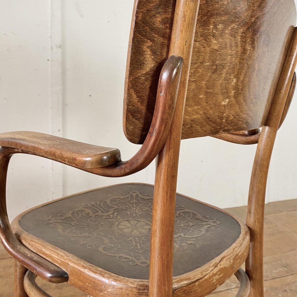 Deuxieme.shop Bugholzstühle Thonet Armlehnstühle Model 57 Jahrgang 1895. Preis pro Stuhl. Die Stühle sind in stabilem Zustand, die Lack Oberflächen sind teilweise etwas abgewetzt, Alterspatina in verschiedenen Brauntönen. 