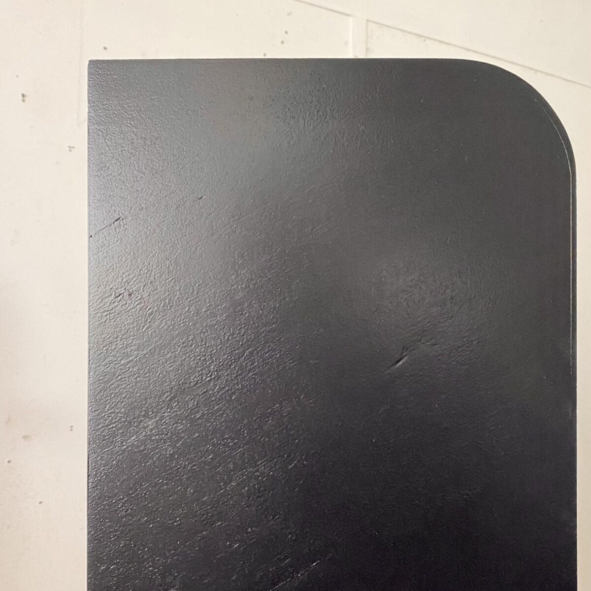 Deuxieme.shop Art déco Regal in kompakter Sideboard Grösse. 135x30cm Höhe 69cm. Das Regal ist Nussbaum furniert, mehrere kleine Furnier Schäden, die Ecken sind abgerundet, die Regal Oberfläche ist schwarz lackiert.