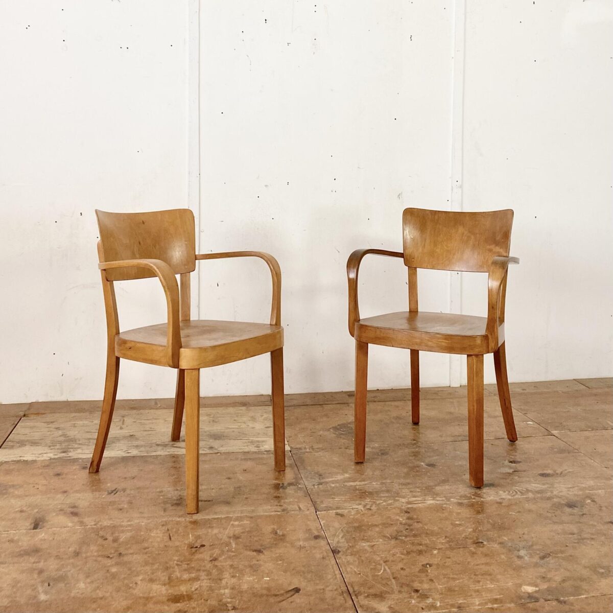 Deuxieme.shop Horgen Glarus Armlehnstuhl. Sitz und Lehne aus Birken Sperrholz, formverleimt. Die restlichen Teile sind aus Buche Vollholz, Dampfgebogen. Der Stuhl ist in stabilem Original Zustand, mit leichter Alterspatina.