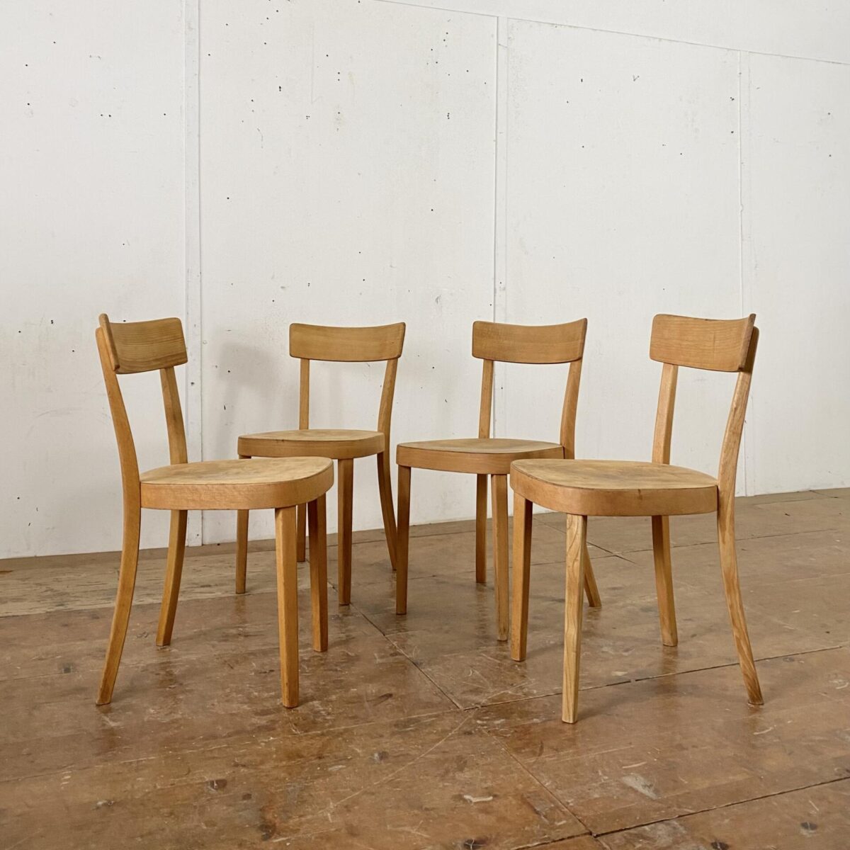 Deuxieme.shop 4er Set Horgenglarus Classic. Die Stühle sind in stabilem restaurierten Zustand, die Holz Oberflächen sind geschliffen geölt. 