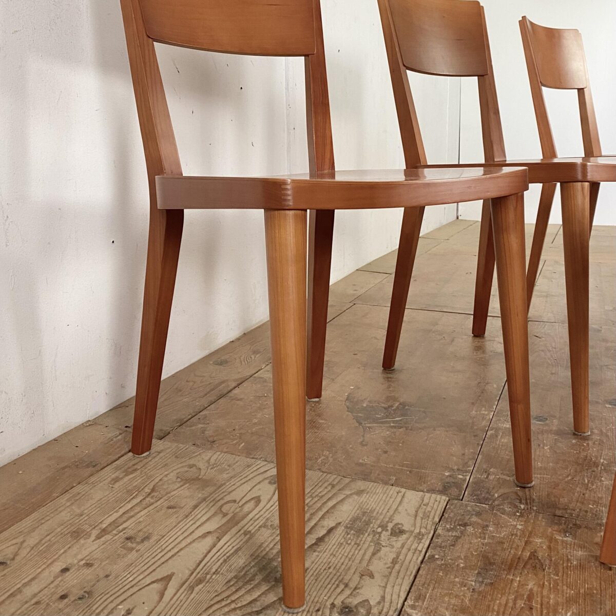 Deuxieme.shop italian wood chairs. 6er Set Esszimmer Stühle aus Kirschbaumholz. Die Stühle sind in gutem Zustand mit minimalen Gebrauchsspuren. Die Stühle sind Qualitativ Verarbeitet, ein Hersteller ist uns nicht bekannt. 