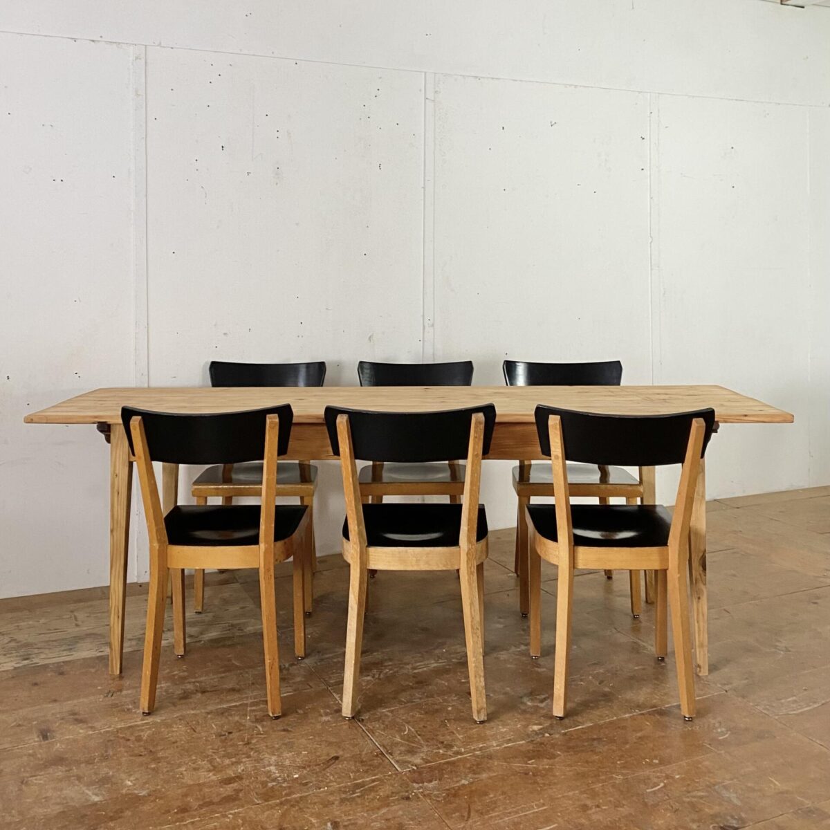 Deuxieme.shop alter Holztisch Tannenholz Biedermeiertisch. 224x68cm Höhe 75.5cm. Der Tisch ist in stabilem aufbereiteten Zustand, die Holz Oberflächen sind geschliffen und mit Naturöl behandelt. Das Tischblatt wird mittels Holzzapfen, durch die Gratleisten, mit dem Unterbau verbunden. An dem Tisch finden bis zu 8 Personen Platz.