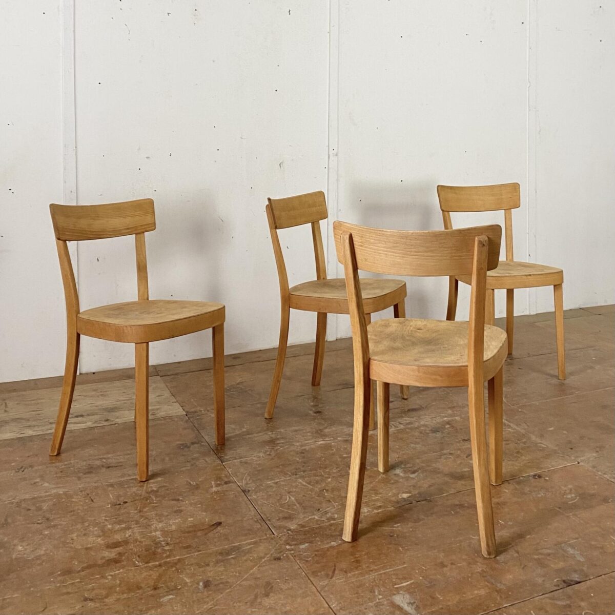 4er Set Horgenglarus Classic. 1962 Die Stühle sind in stabilem restaurierten Zustand, die Holz Oberflächen sind geschliffen geölt. 