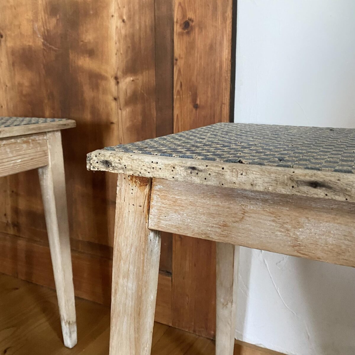 Deuxieme.shop Dekorative Holz Hocker mit Linoleum. Verbrauchter Zustand, passend als Sofa Beistelltisch Deko oder Pflanzen Sockel, auch zum sitzen noch genügend stabil. 
