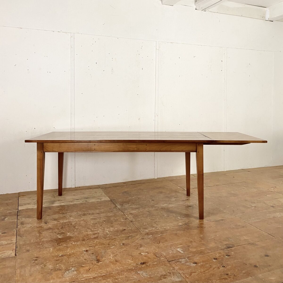 Deuxieme.shop Esstisch aus Kirschbaum Vollholz. 180x89cm Höhe 77cm. Die ansteckplatte verlängert den Tisch um 50cm. 