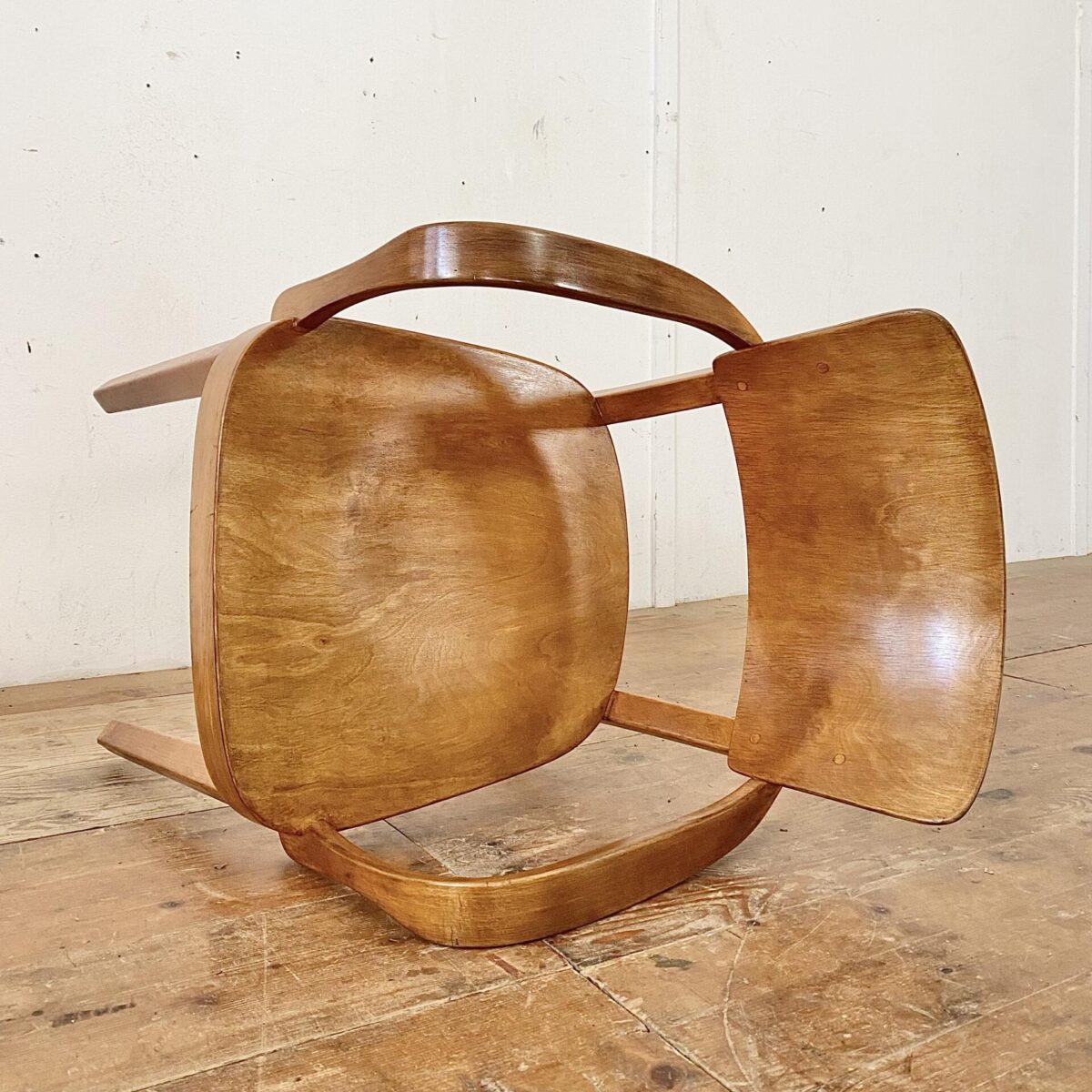 Deuxieme.shop Horgen Glarus Armlehnstuhl. Sitz und Lehne aus Birken Sperrholz, formverleimt. Die restlichen Teile sind aus Buche Vollholz, Dampfgebogen. Der Stuhl ist in stabilem Original Zustand, mit leichter Alterspatina.