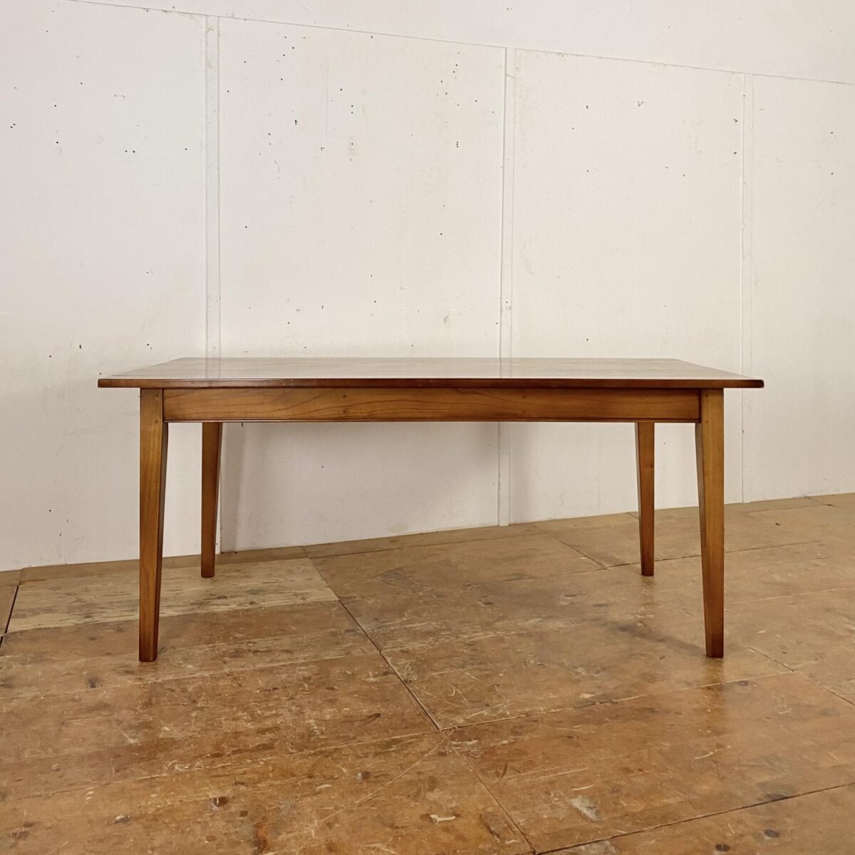 Deuxieme.shop Esstisch aus Kirschbaum Vollholz. 180x89cm Höhe 77cm. Die ansteckplatte verlängert den Tisch um 50cm. 