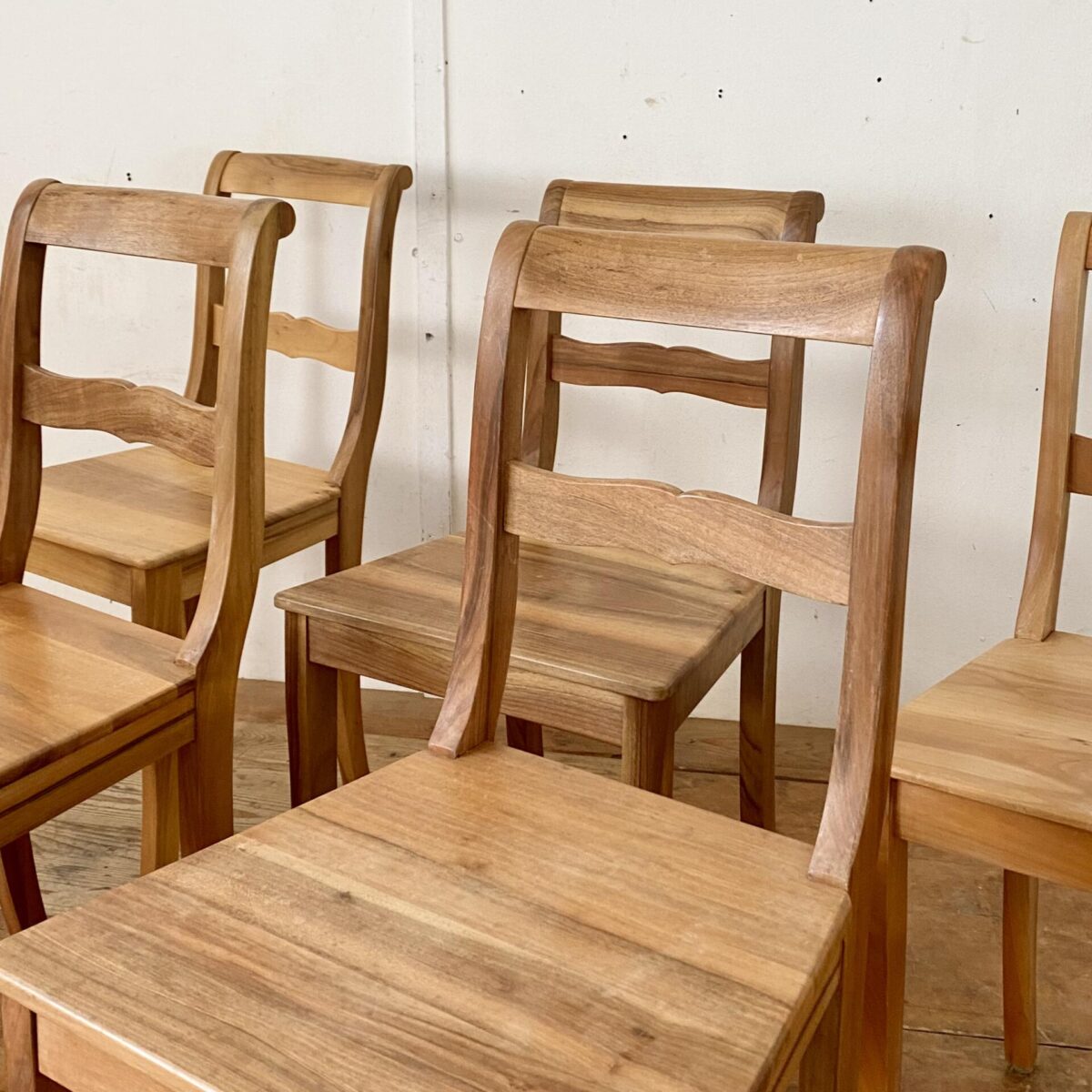 Deuxieme.shop Nussbaum Biedermeier Stühle. Preis fürs Set. Die Stühle sind in stabilem guten Zustand, mit ein paar Wasserflecken auf den Sitzflächen. 