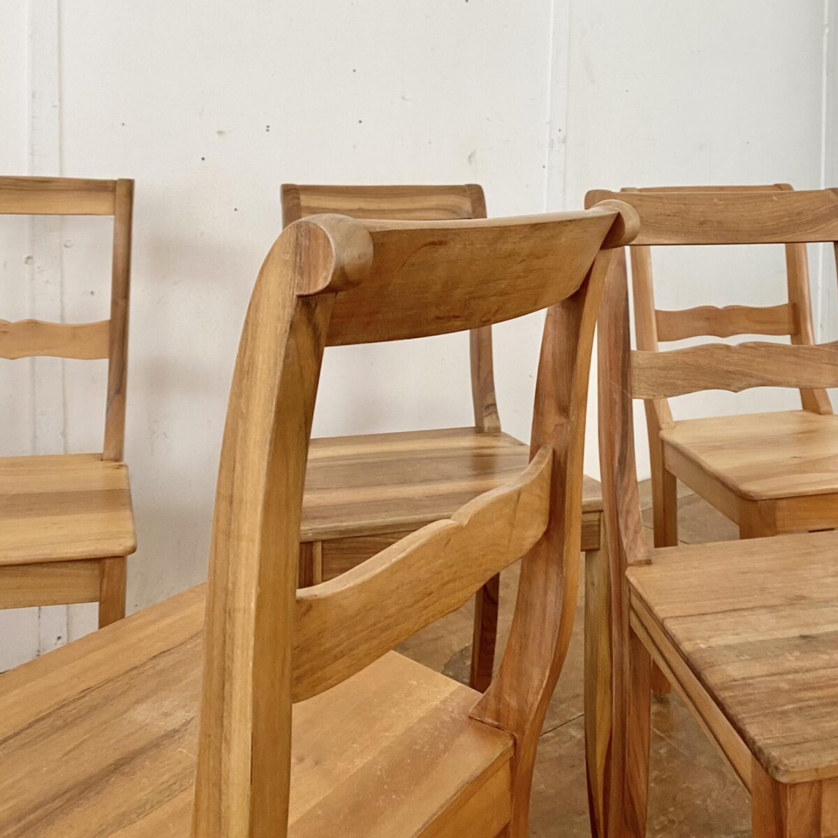 Deuxieme.shop Nussbaum Biedermeier Stühle. Preis fürs Set. Die Stühle sind in stabilem guten Zustand, mit ein paar Wasserflecken auf den Sitzflächen. 