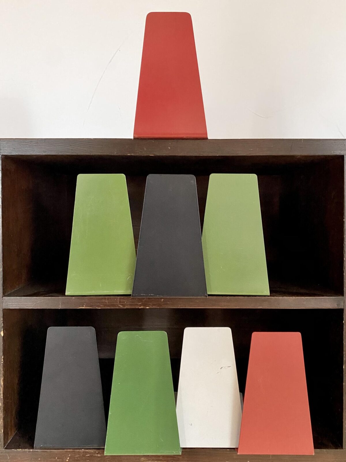 Deuxieme.shop Bauhaus Color. Farbig lackierte Metall Ecken aus den 60er Jahren von Friedrich Soennecken.