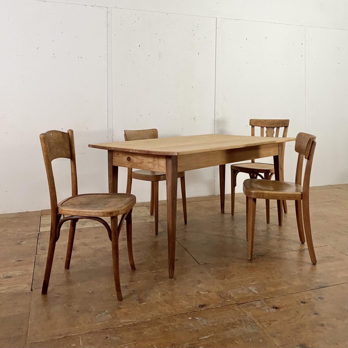 Biedermeiertisch aus Tanne. 150x88cm Höhe 75.5cm. Der Tisch ist in stabilem überarbeiteten Zustand, die Holz Oberflächen sind geschliffen und mit Naturöl behandelt. An dem Tisch finden 4-6 Personen Platz. 